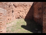 01507 ostia - regio ii - insula vi - casa del soffitto dipinto (ii,vi,5-6) - via della corporazzioni - 5. laden von norden - 09-2022.jpg